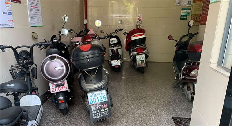 楼道里的电瓶车.jpg